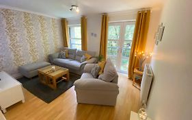 Paisley Central Apartment